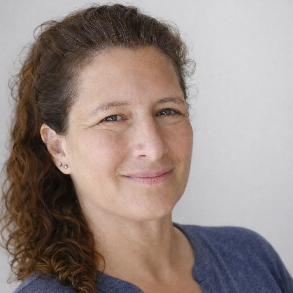 מנהלת שירות ״בשביל ההורים״ מבית דיאלוג. המלווה בני משפחה מטפלים ואנשים בזקנה במצבים של שינוי, ירידה תפקודית, בלבול, עומס רגשי ודילמות טיפוליות. אנשי המקצוע  של "בשביל ההורים" היא מסייעת למשפחות לעשות סדר בתוך מצבים מורכבים, להבין מה נכון לבדוק, ולבחון יחד אפשרויות פעולה באופן אנושי, רגוע ומעשי.